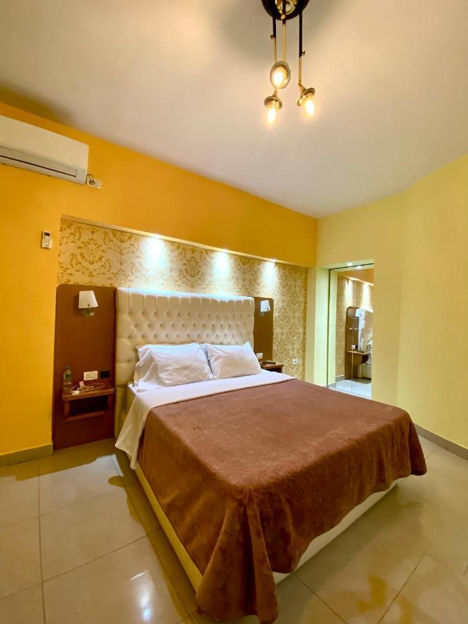 Pilo Lala Hotel Lushnjë Zewnętrze zdjęcie